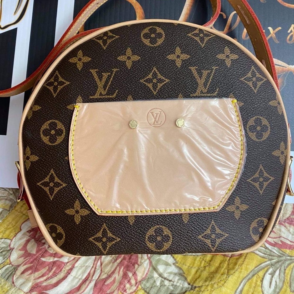 Round crossbody bag